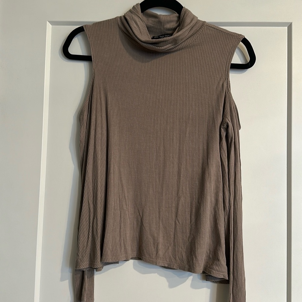 Women’s cut out shoulder long sleeve turtle neck size small top